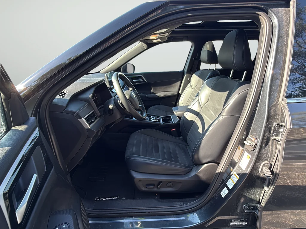 Used 2024  Mitsubishi SE Black Edition image 10