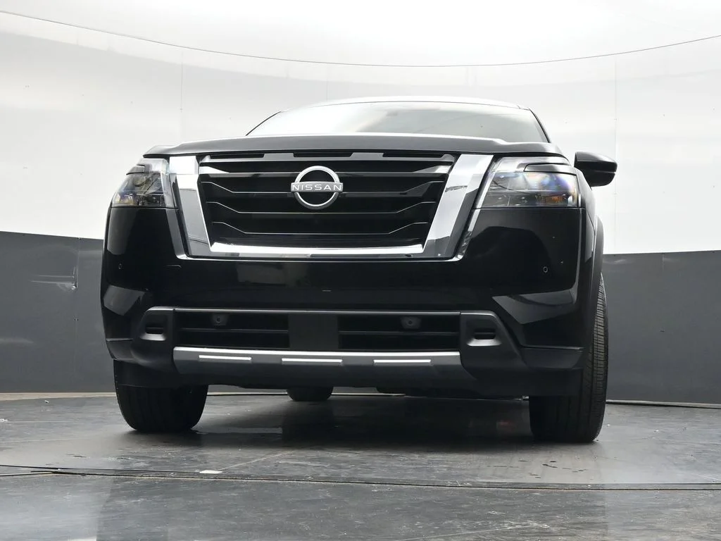 Used 2025 Black Nissan Platinum image 43