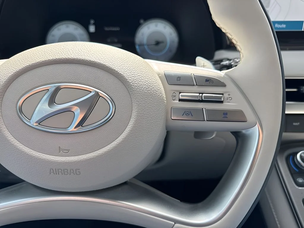 Used 2025 White Hyundai Calligraphy image 18