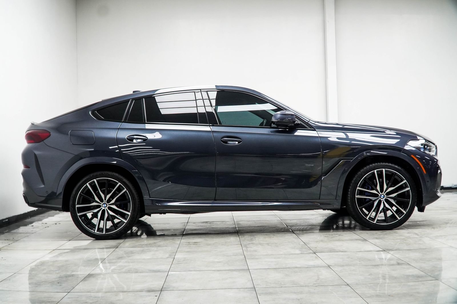 Used 2022 Gray BMW xDrive40i image 7