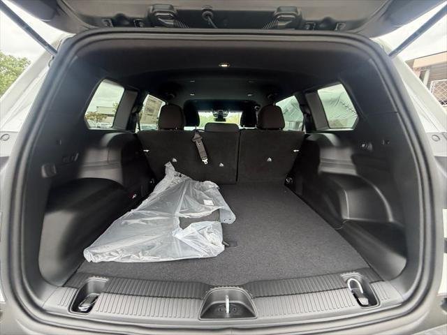 New 2026 Bright White Clear-Coat Exterior Paint Jeep Laredo image 19