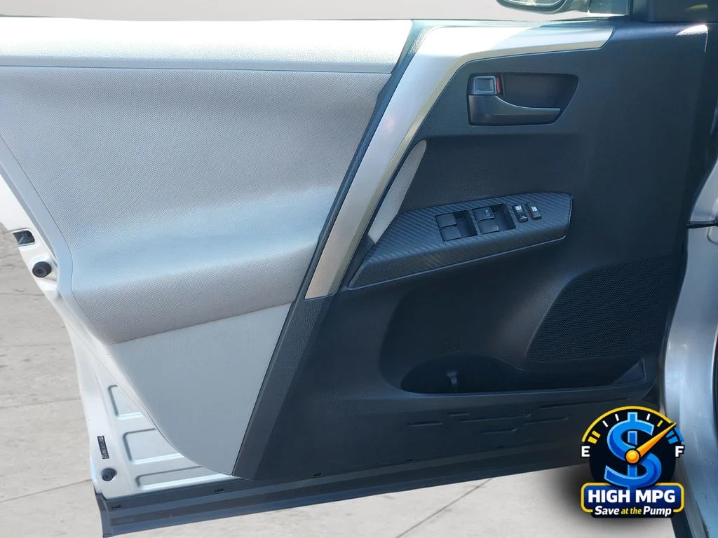 Used 2013 Silver Toyota LE image 28