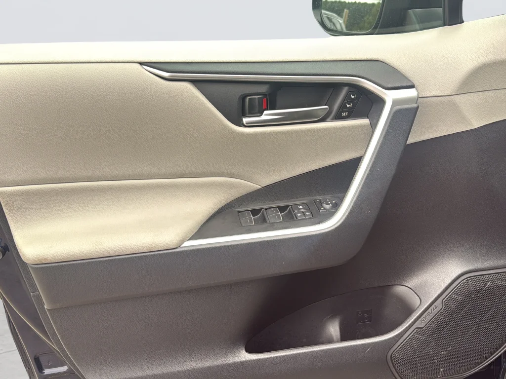 Used 2025 Blue Toyota XLE Premium image 31