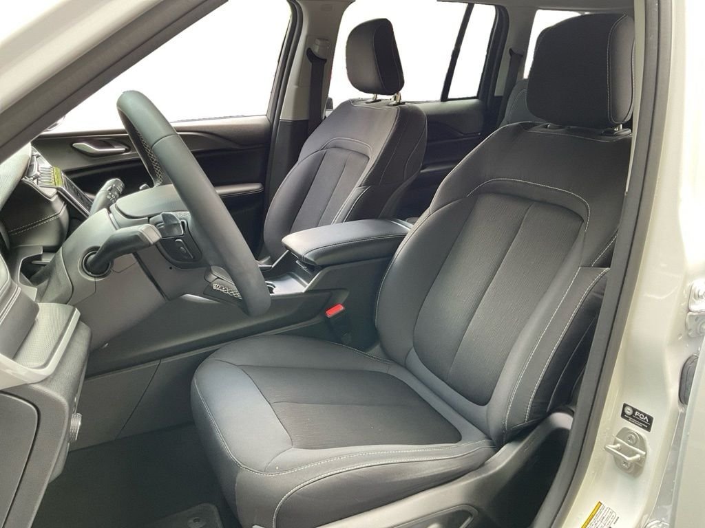 Used 2023 White Jeep Laredo image 8