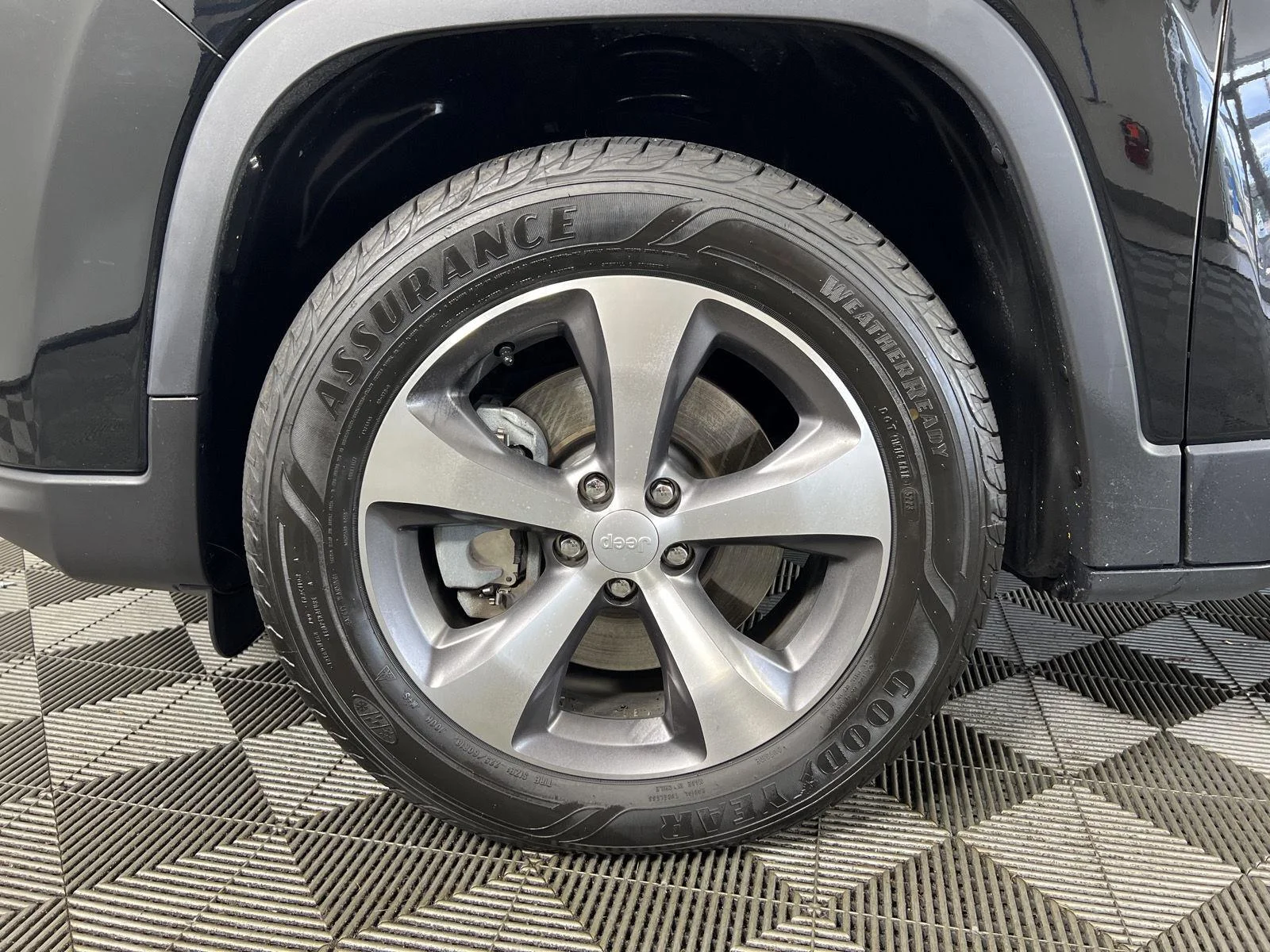 Used 2020  Jeep Limited image 31