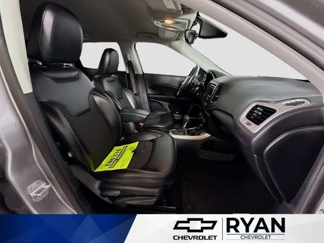 Used 2018 Silver Jeep Latitude image 27