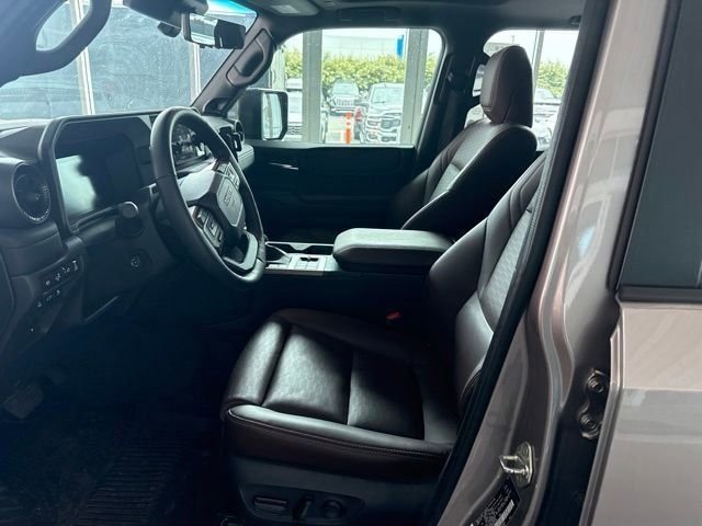 Used 2025  Toyota Base image 5