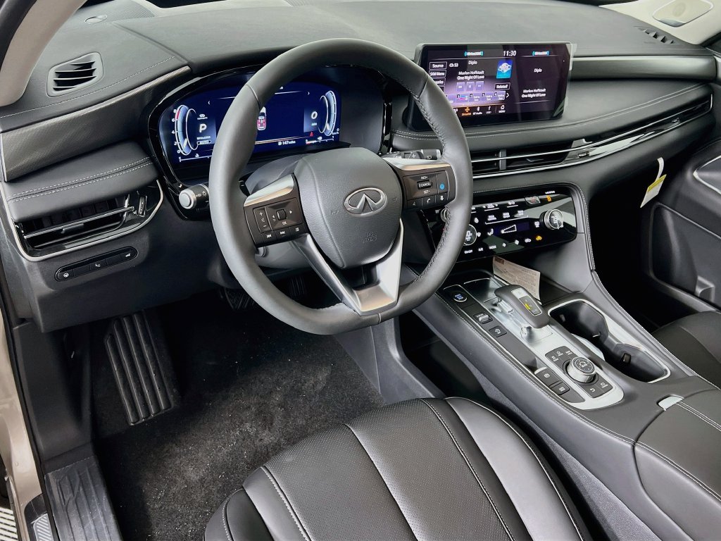 Used 2025 Warm Titanium INFINITI LUXE image 9