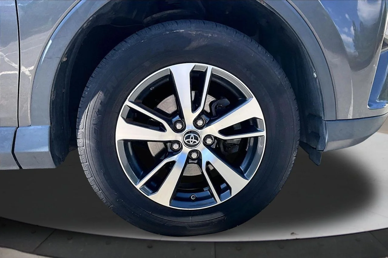 Used 2018 Gray Toyota XLE image 33