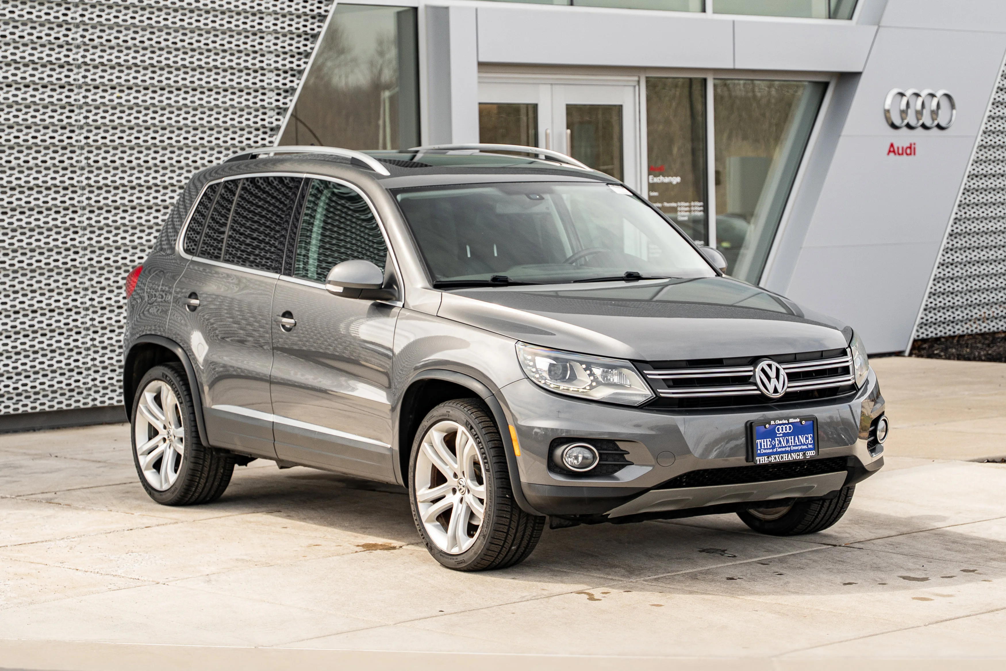 Used 2016 Volkswagen Tiguan SEL with VIN WVGBV7AX3GW537995 for sale in St. Charles, IL