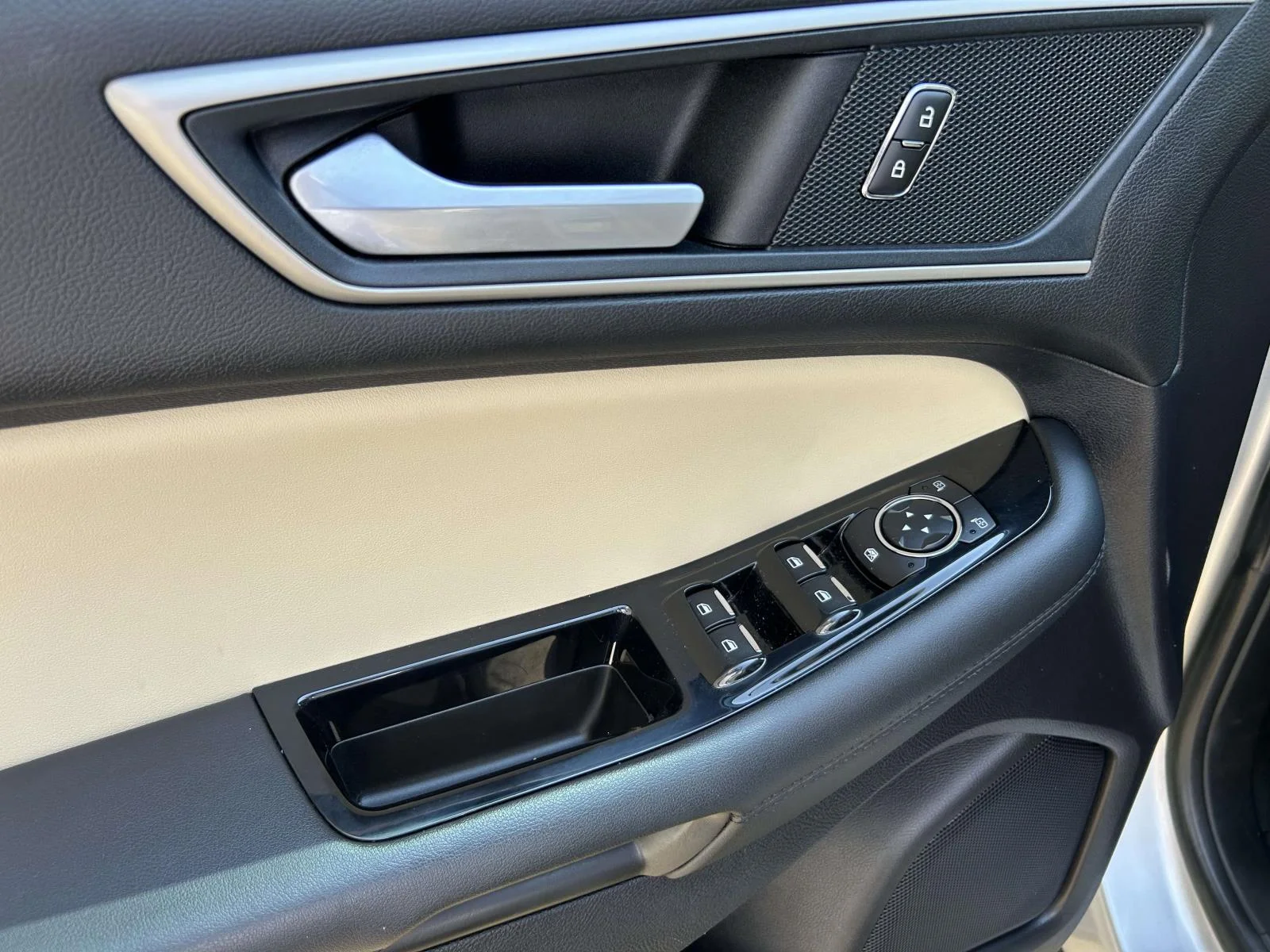 Used 2019 Silver Ford SEL FWD image 11