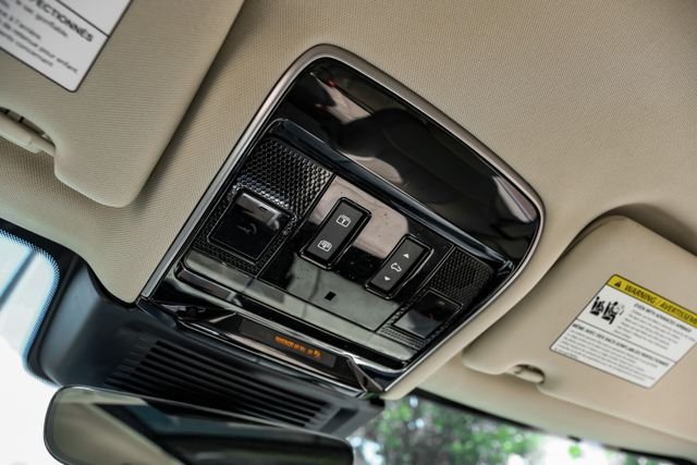 Used 2025 White Land Rover SE image 35