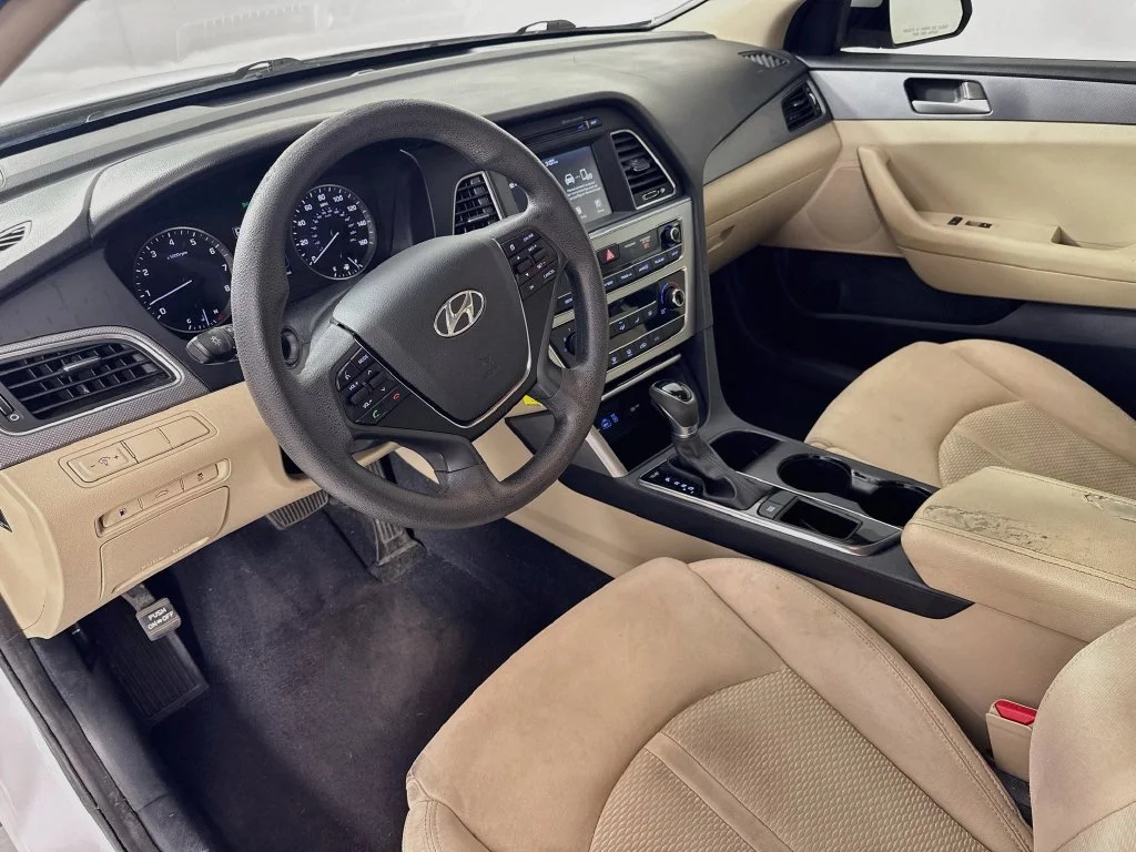Used 2017 Quartz White Pearl Hyundai SE image 10