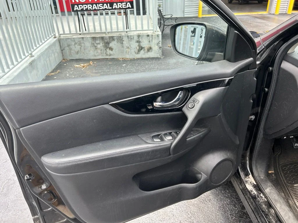 Used 2017 Black Nissan SL image 9