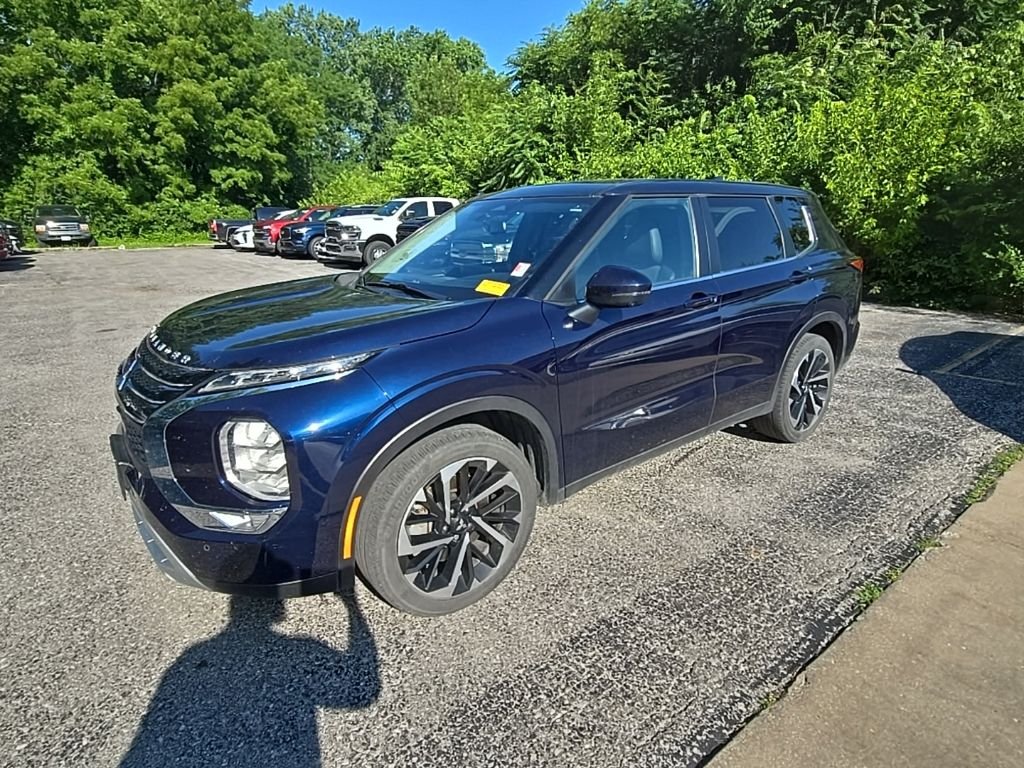 Used 2024 Blue Mitsubishi SE image 2