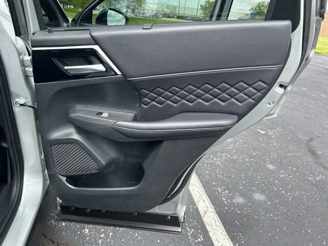 2025 Mitsubishi Outlander Plug-in Hybrid SEL Black Edition - Photo 8