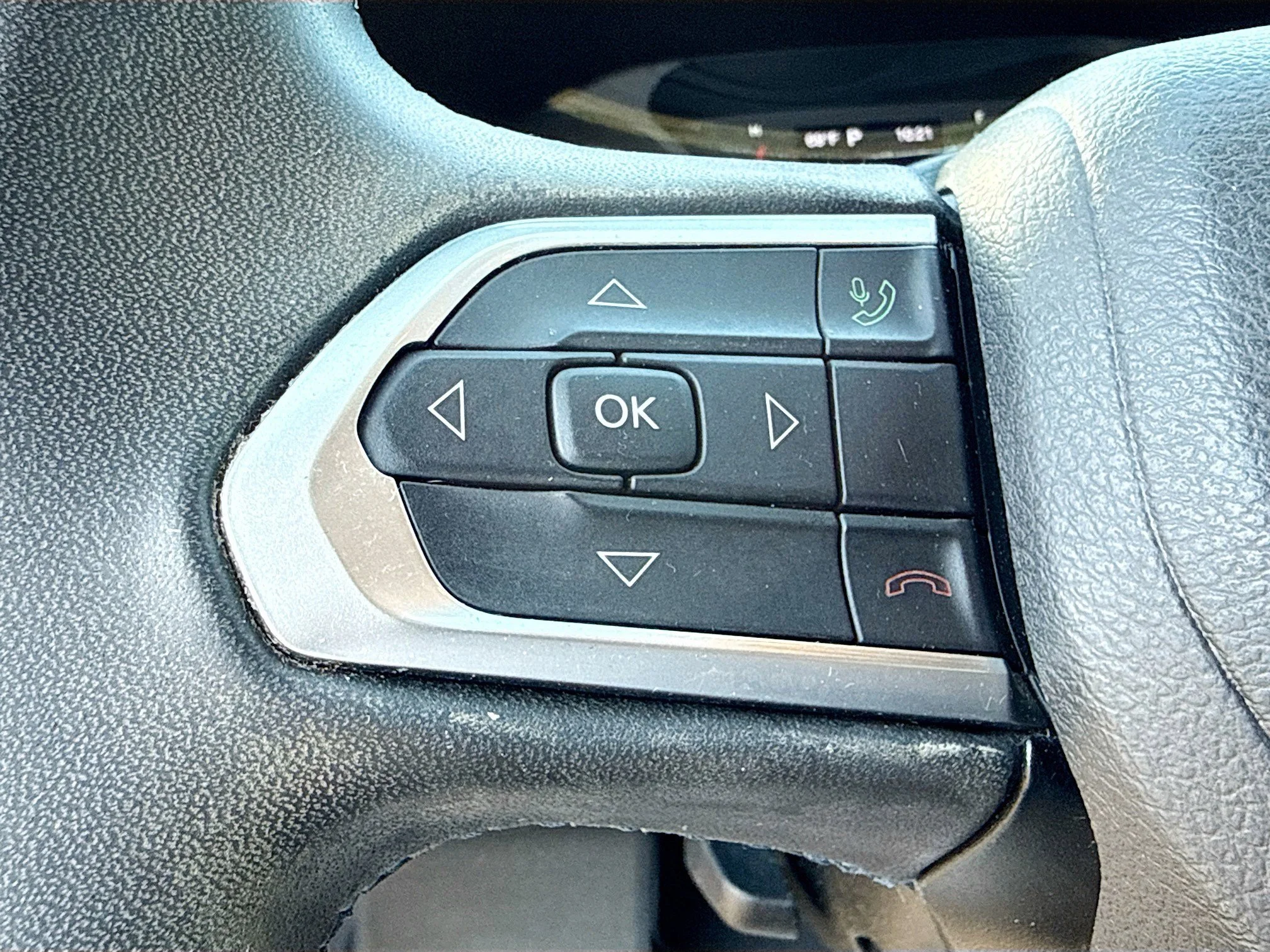 Used 2022 Diamond Black Crystal Pearlcoat Jeep Latitude image 36