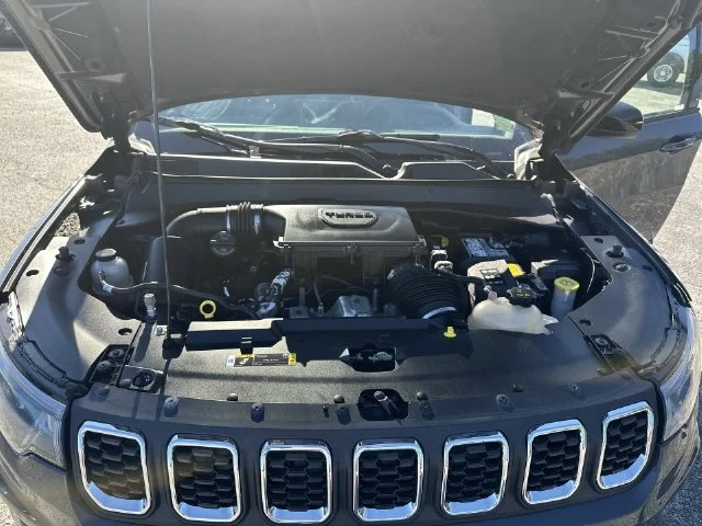 Used 2024 Gray Jeep Latitude Lux image 19