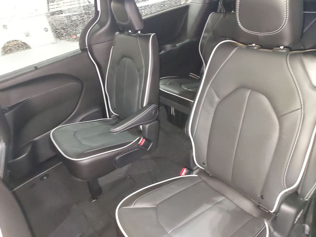 New 2026 Bright White Clear-Coat Exterior Paint Chrysler Limited image 29