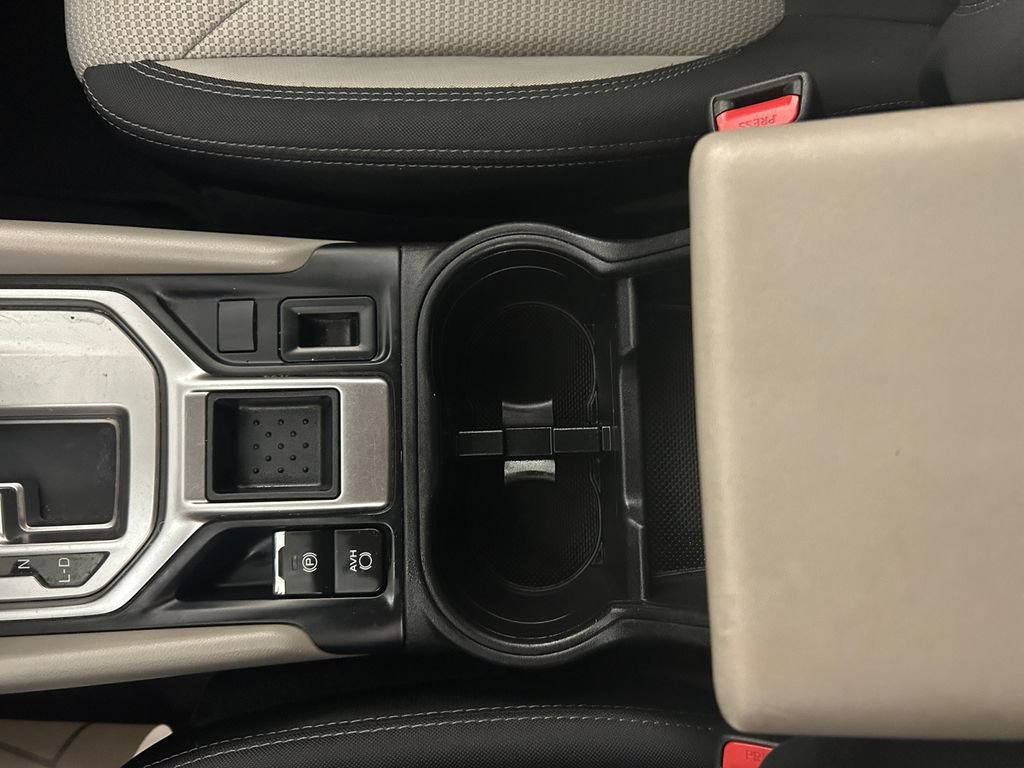 Used 2021 White Subaru Base image 23