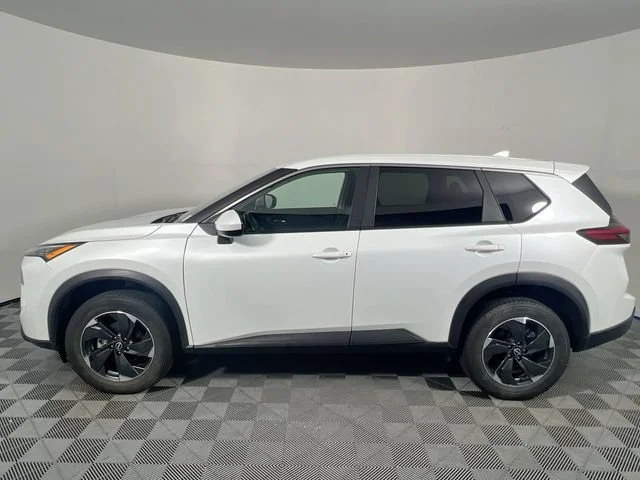 Used 2024 Everest White Pearl Nissan SV image 5