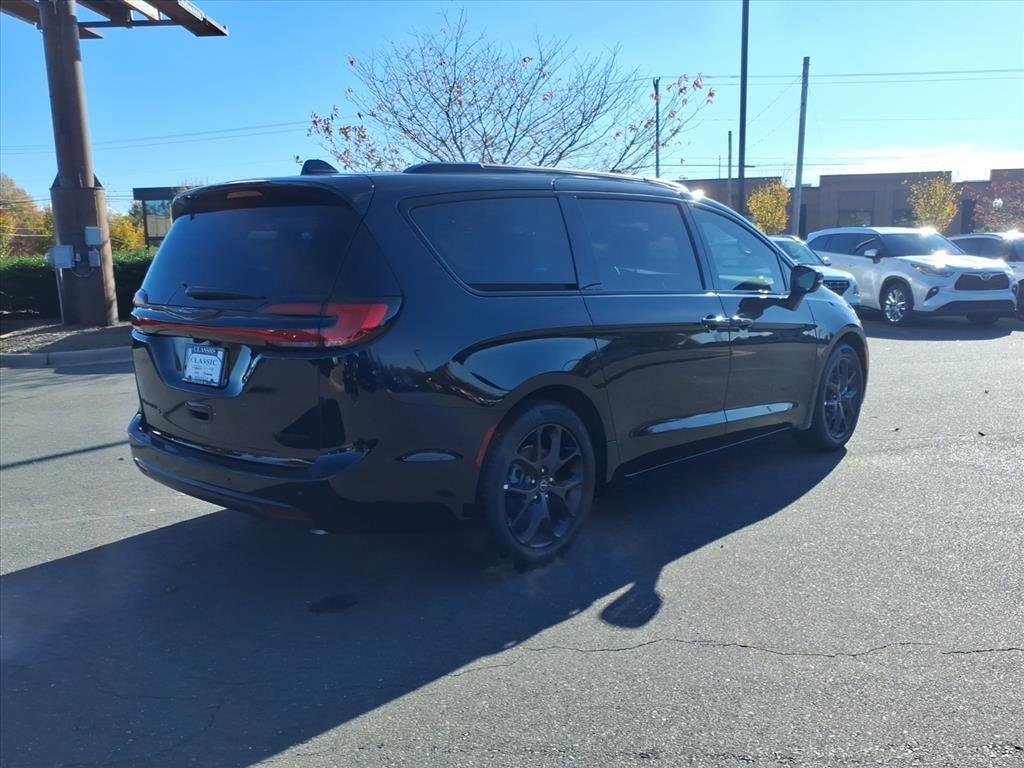 New 2026 Diamond Black Crystal Pearl-Coat Exterior Paint Chrysler Limited image 24