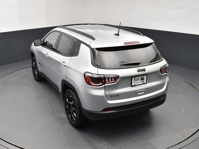 New 2026 Silver Zynith Metallic Clearcoat Jeep Latitude image 15