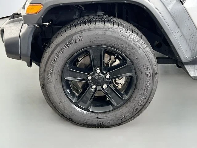 Used 2021 Silver Jeep Unlimited Sport Altitude image 10