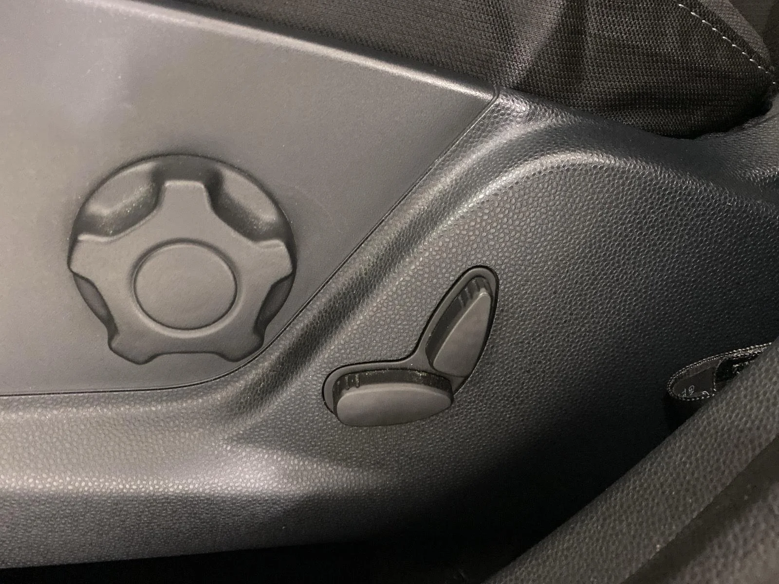 Used 2019 Diamond White Ford SE image 15