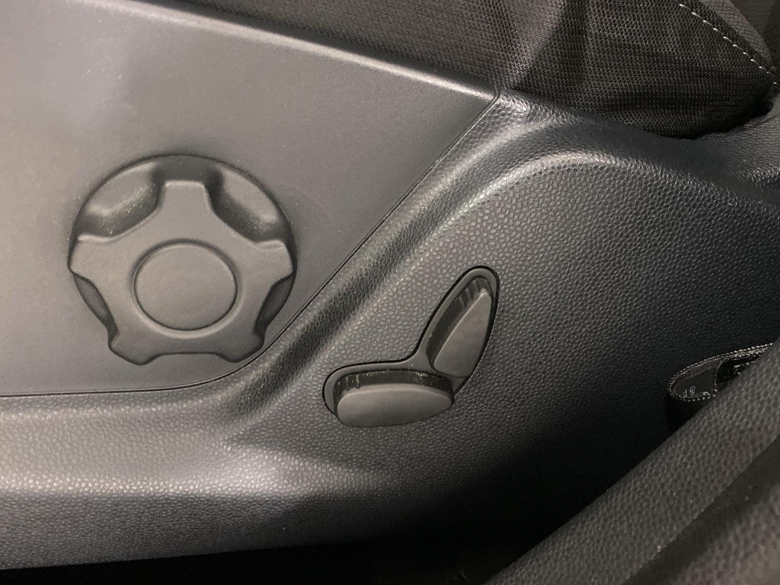 Used 2019 Diamond White Ford SE image 15