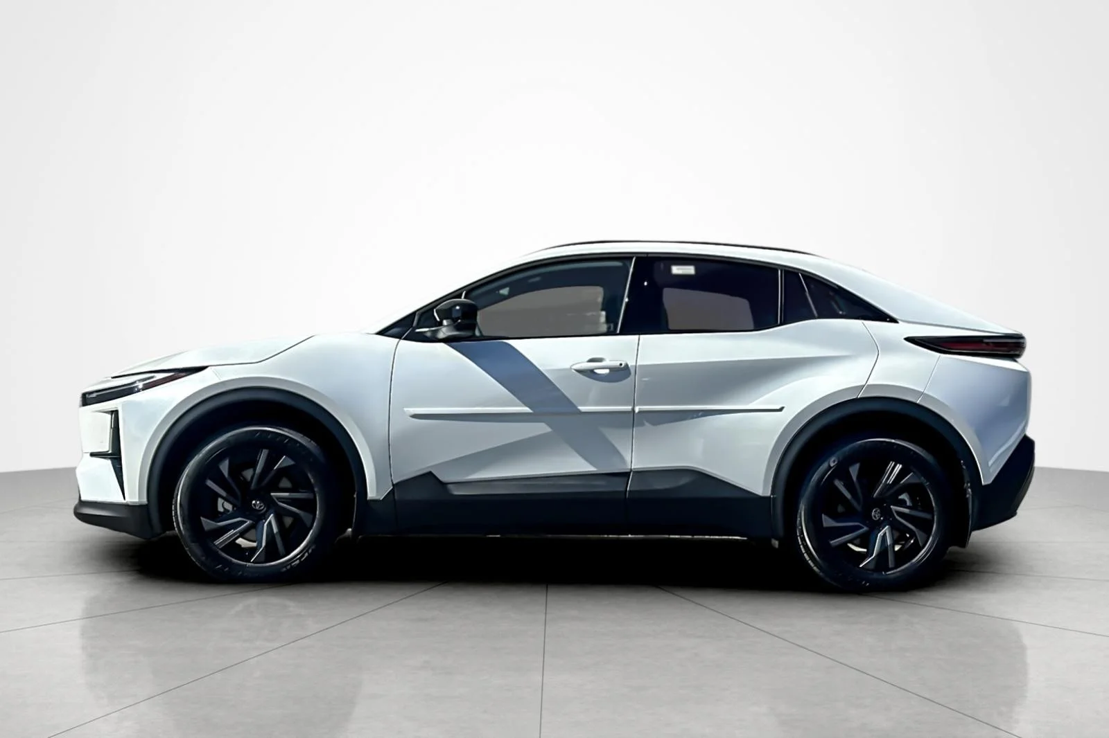 New 2026 Wind Chill Pearl <sup>1</sup> Toyota  SE image 2