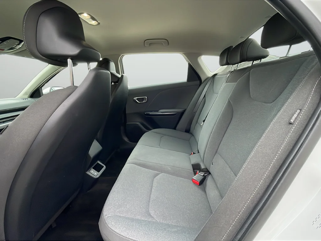 Used 2025 White Kia LXS image 27