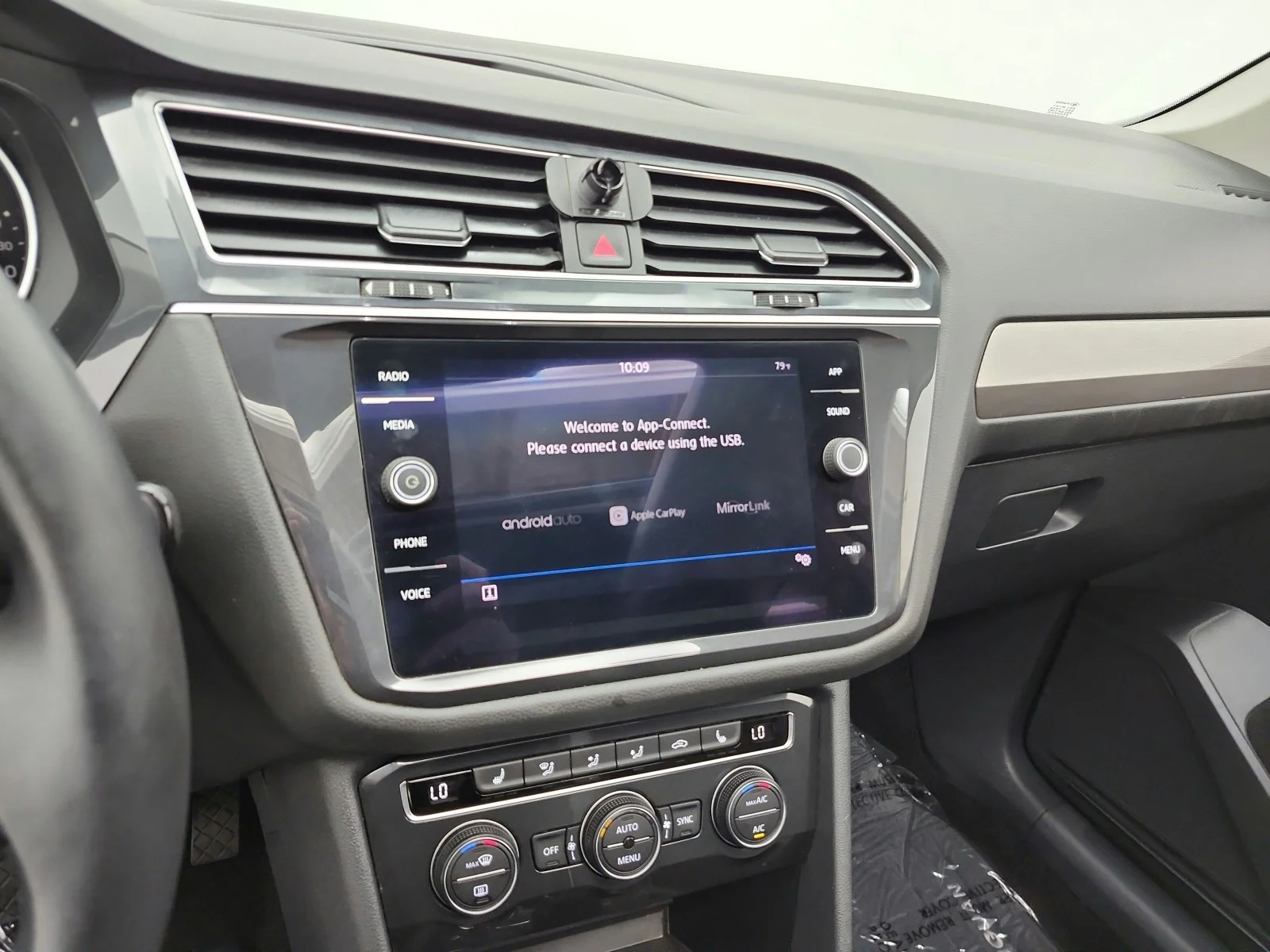 Used 2019 Pure White Volkswagen 2.0T SE FWD image 13