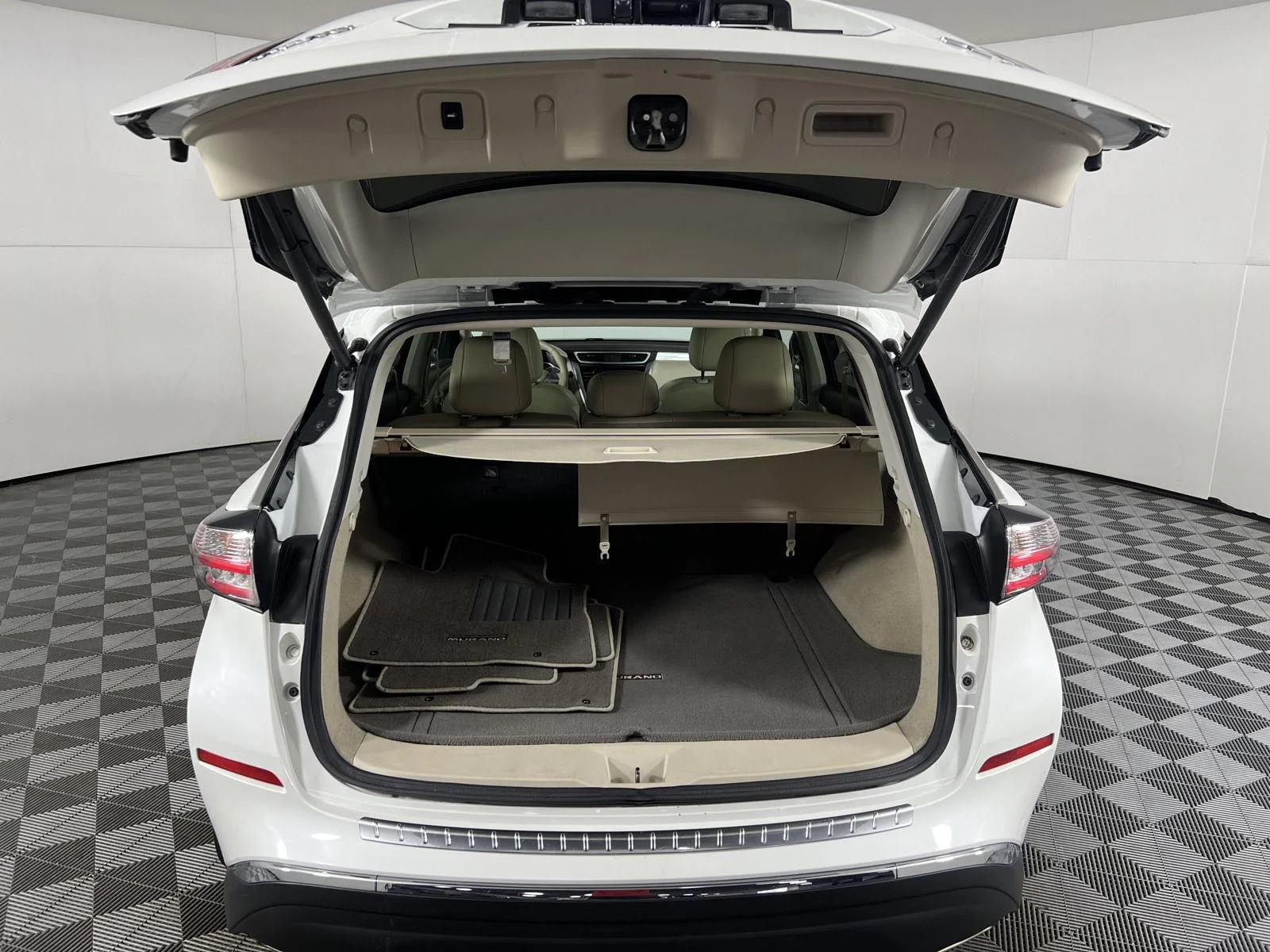Used 2018 Pearl White Nissan SL image 9