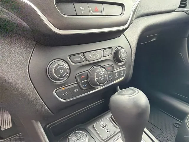 Used 2021 Granite Crystal Metallic Clearcoat Jeep Trailhawk image 28