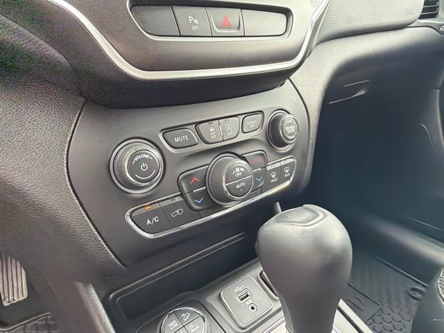 Used 2021 Granite Crystal Metallic Clearcoat Jeep Trailhawk image 28