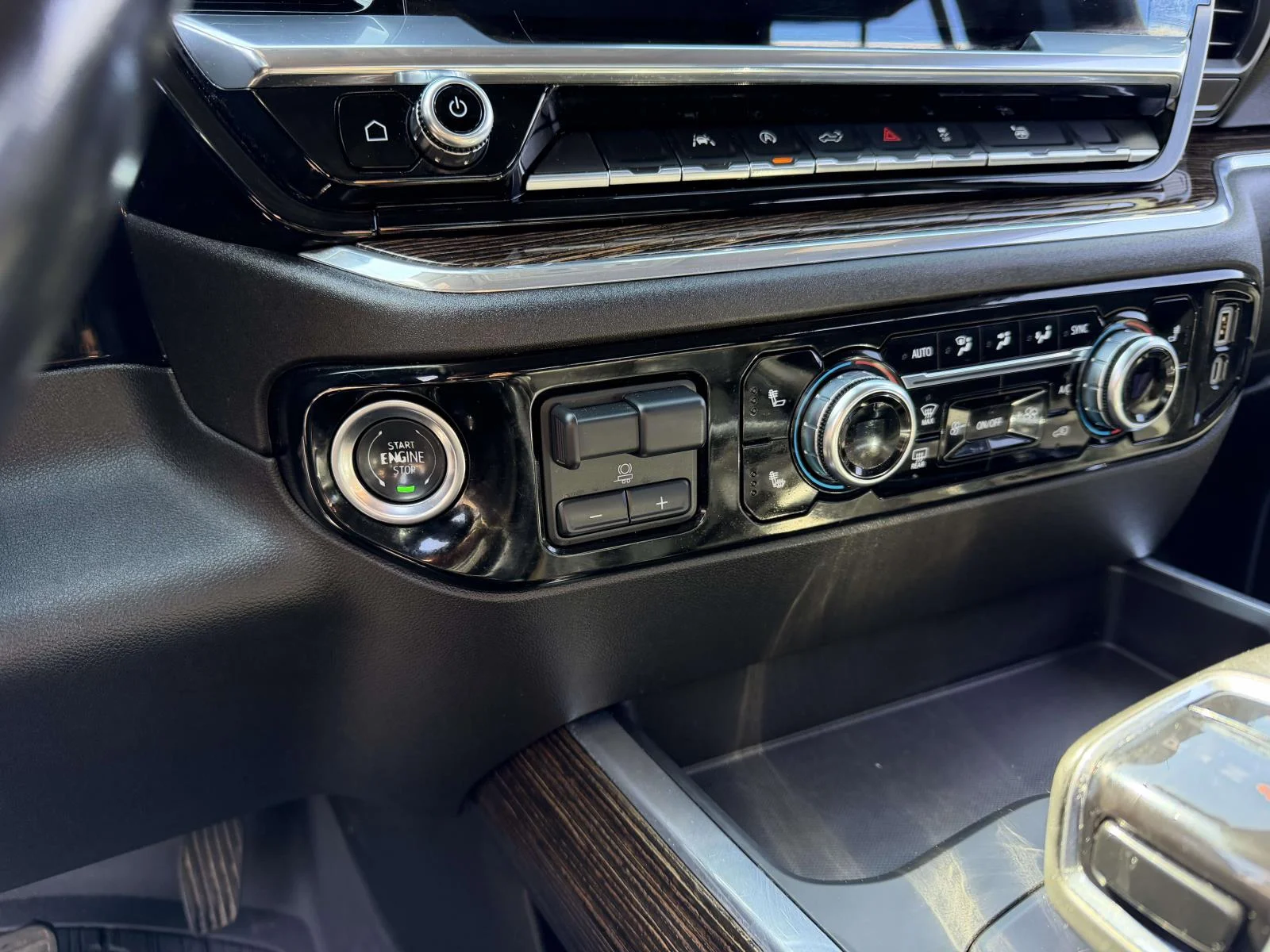 Used 2025 White GMC Elevation image 32