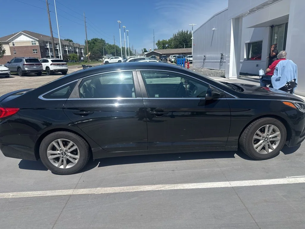Used 2017 Black Hyundai SE image 4