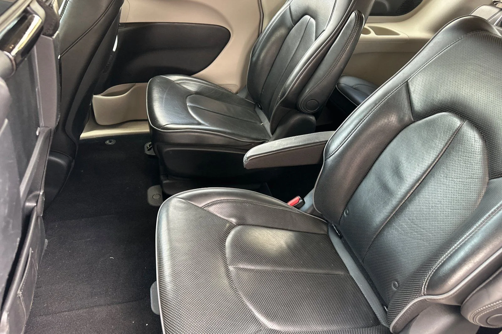 Used 2018 White Chrysler Limited image 12