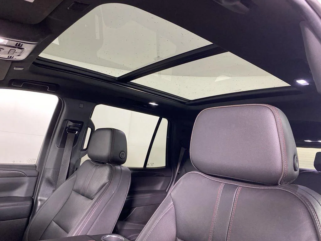 Used 2022 Pearl Chevrolet RST image 3