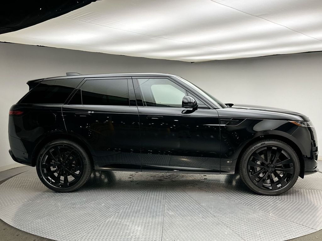 New 2026 Santorini Black Metallic Land Rover Dynamic SE image 4