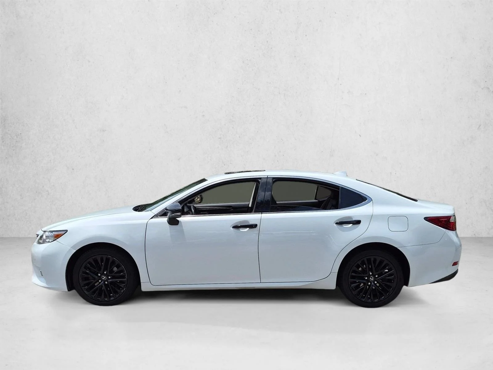 Used 2015 Ultra White Lexus Crafted Line image 5