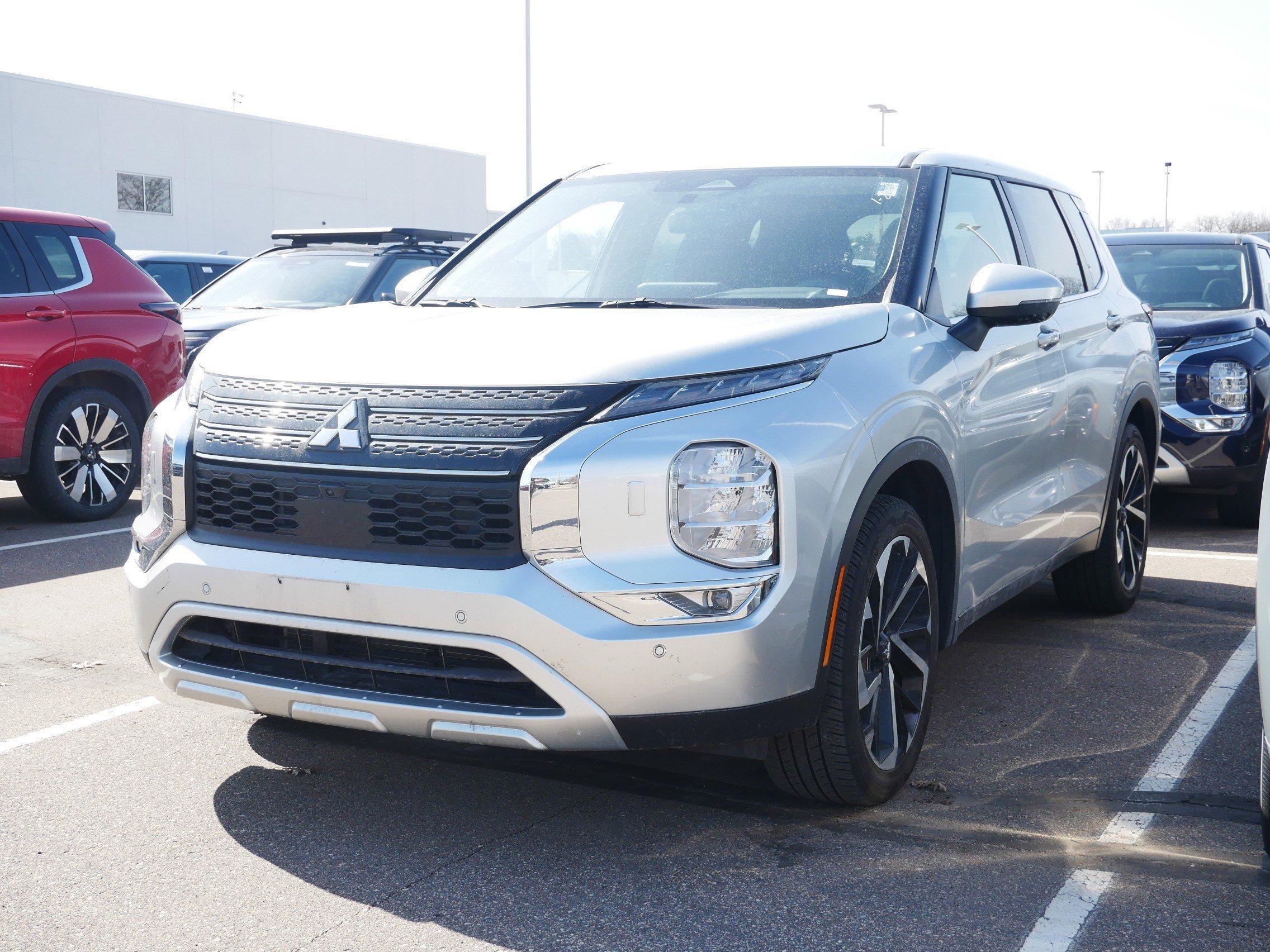 Used 2024 Mitsubishi Outlander SE with VIN JA4J4VA82RZ077837 for sale in Brooklyn Center, Minnesota