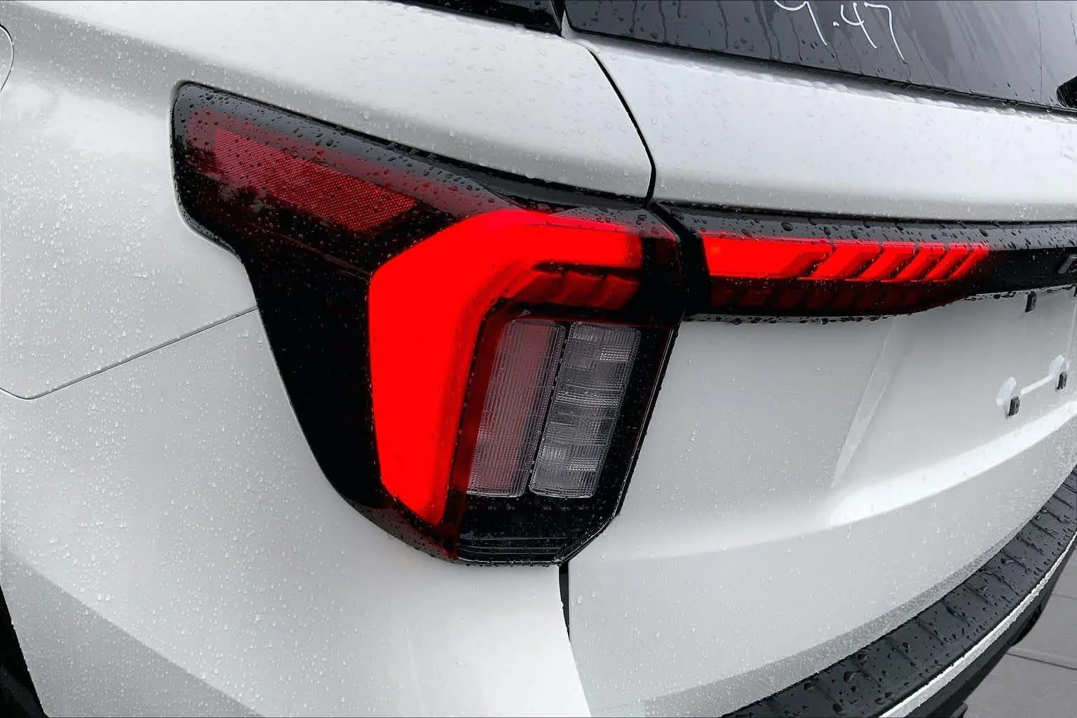 New 2027 Star White Metallic Tri-Coat Ford ST-Line image 5