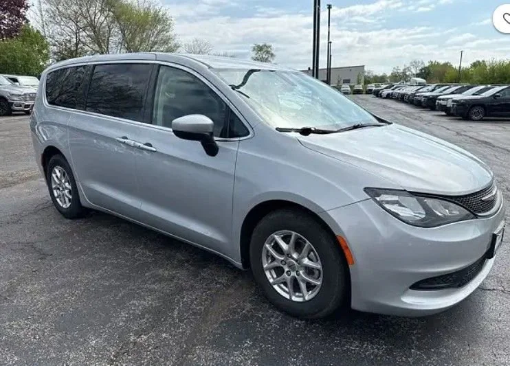 2022 Chrysler Voyager LX's photo