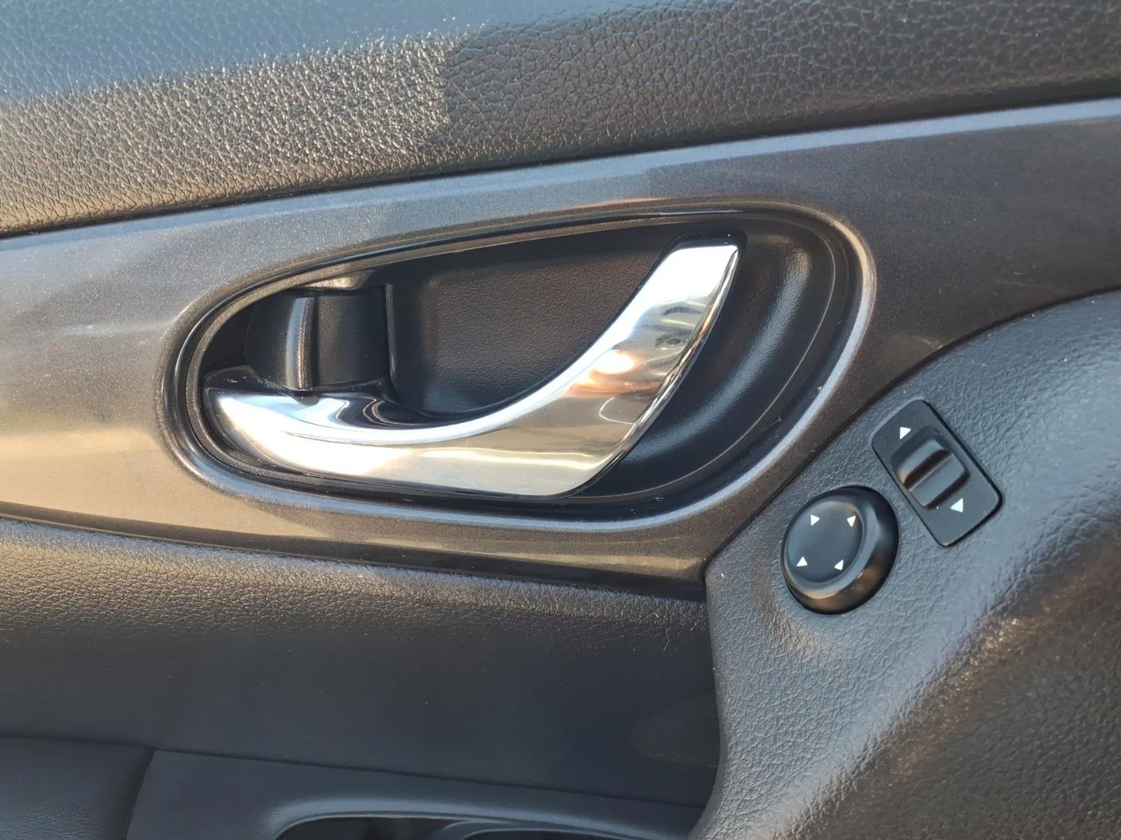 Used 2018 Black Nissan AWD SV image 16