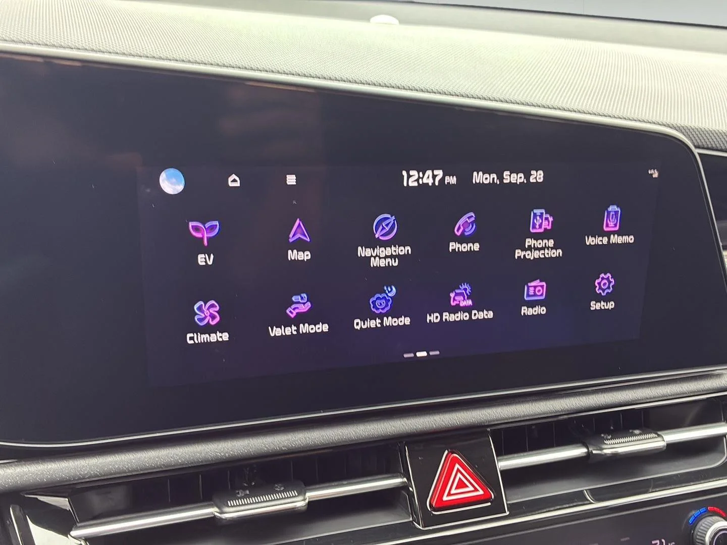 Used 2023 Runway Red Kia Wind image 34