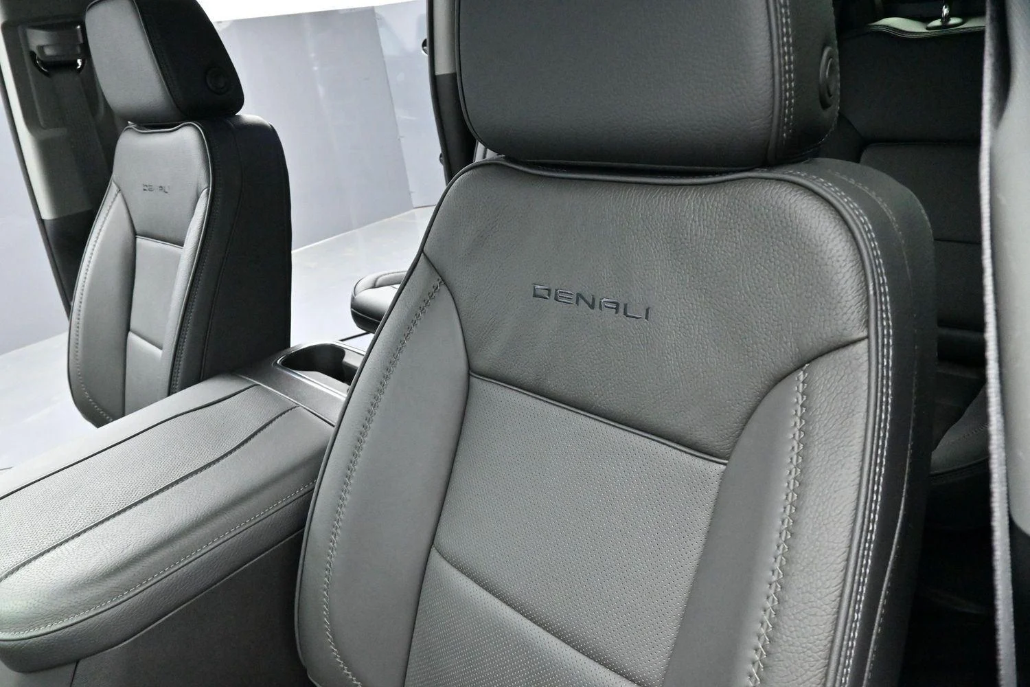 Used 2025 Onyx Black GMC Denali image 15