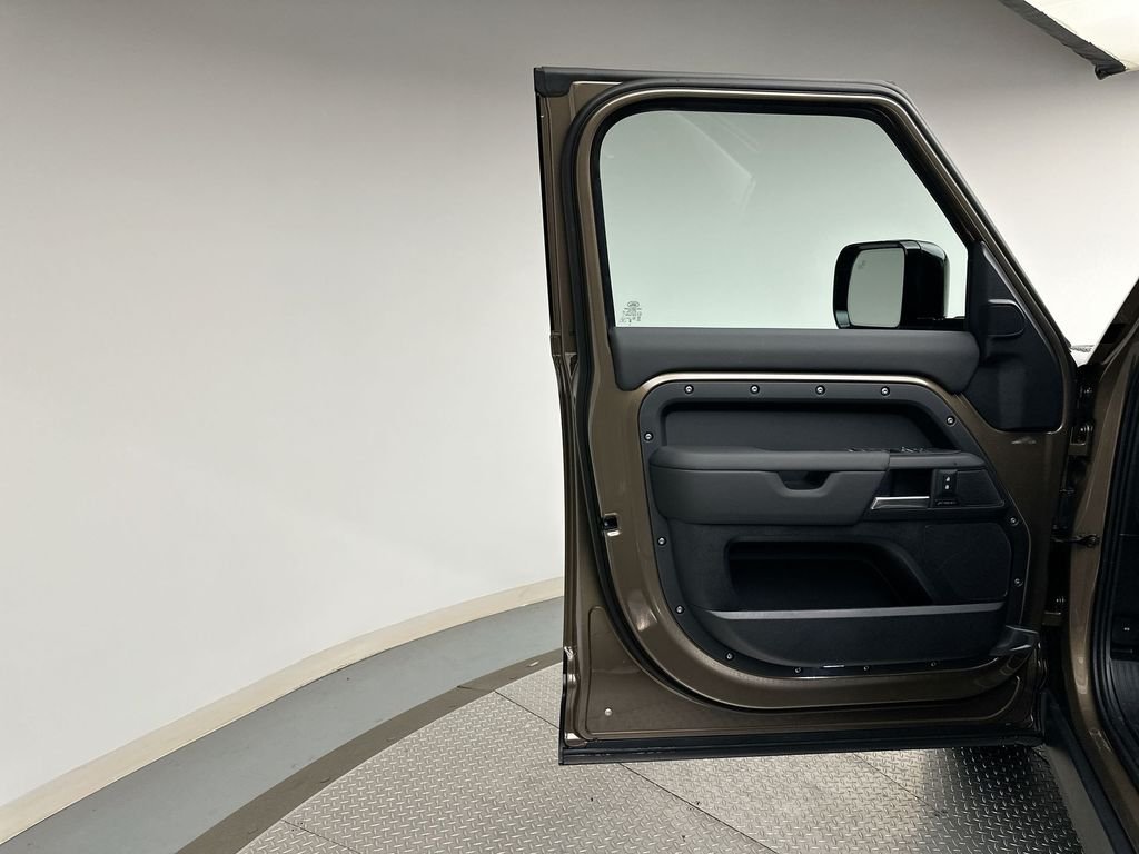 Used 2025 Gondwana Stone Metallic Land Rover S image 9