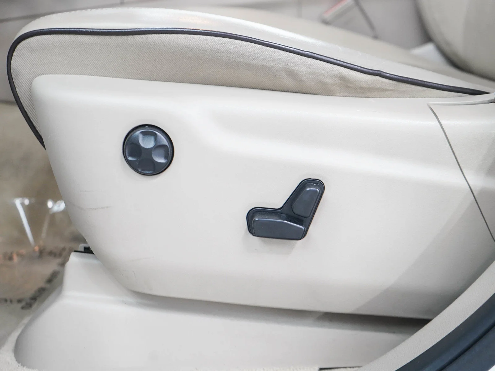 Used 2021 Ivory 3-Coat Jeep Overland image 28